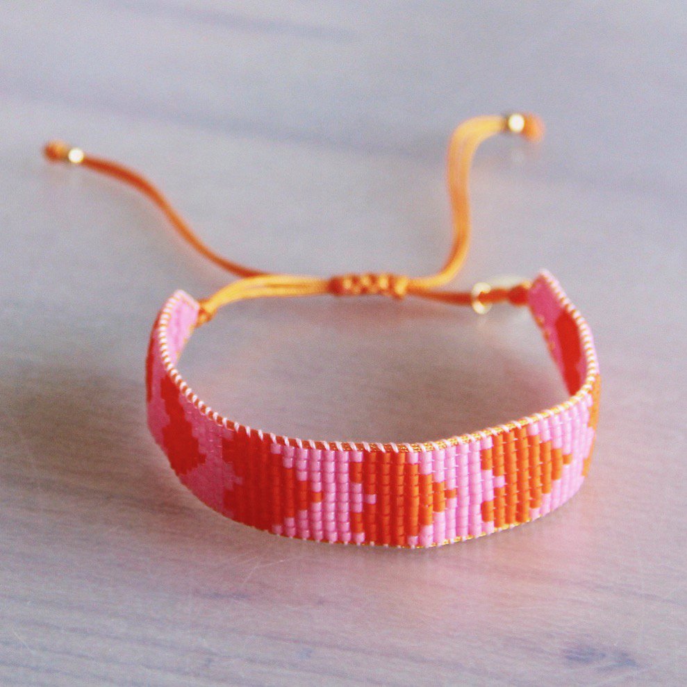 Geweven armband met hartjes - oranje/roze