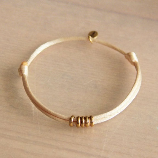 Satijnen armband met ringen – zandkleurig / goud