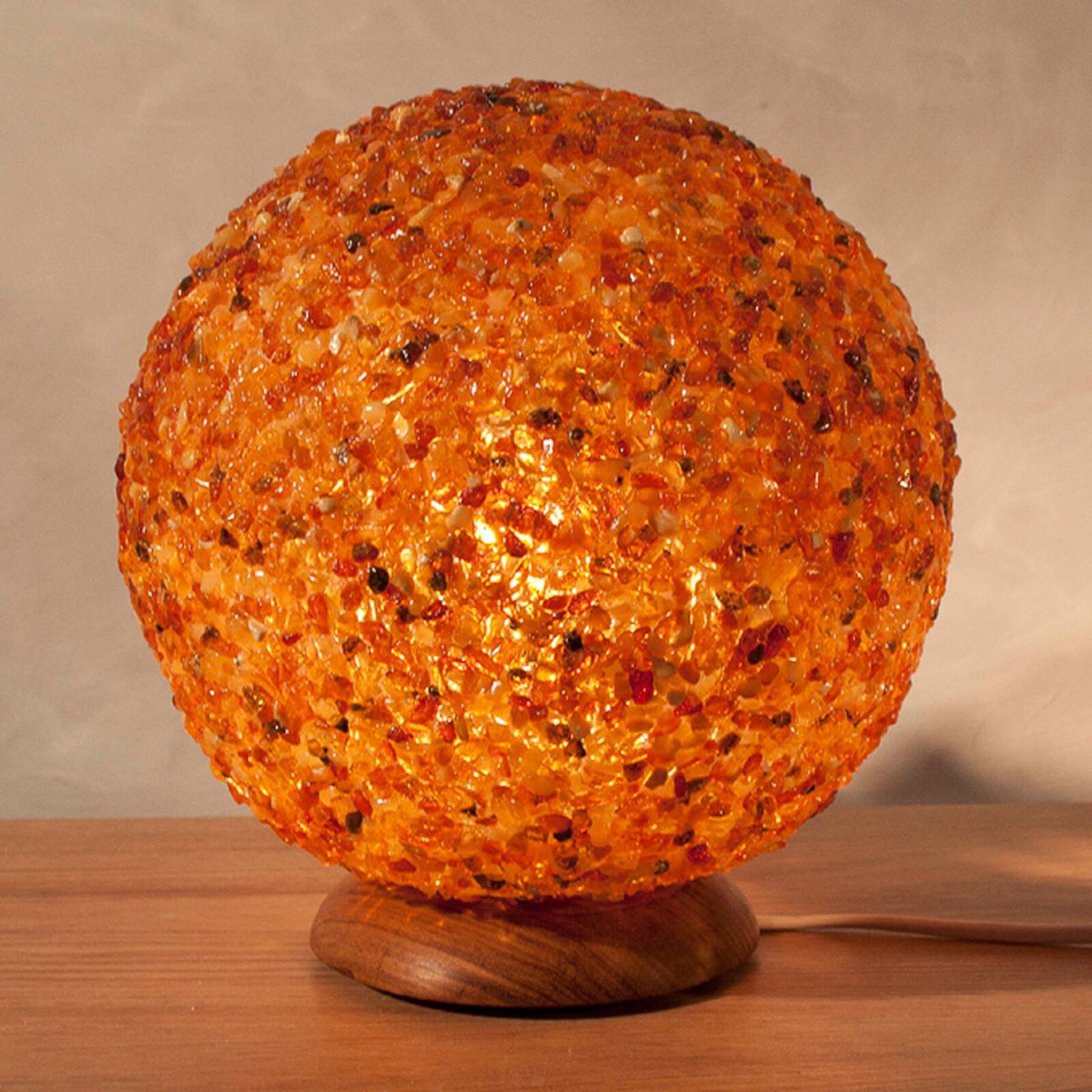 Himalaya Salt Dreams Verlichte Amber Lamp, met houten voet, 47000, Ø ca. 20 cm, H ca. 22,5 cm