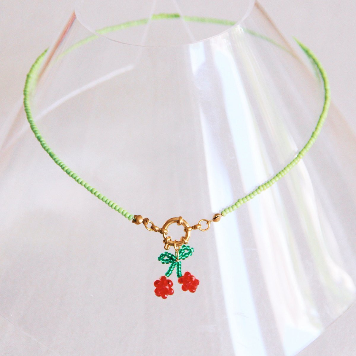 Kralenketting met rond slot en kers – groen/goud