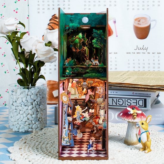 DIY Book Nook Boekensteun Alice in Wonderland, Tone-Cheer, TQ128, 18x8x24,5cm