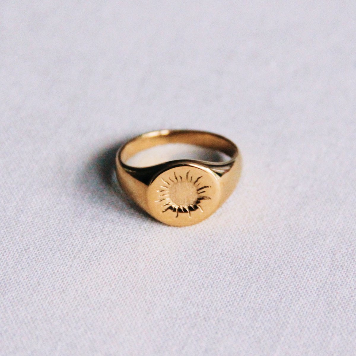 RVS ring met ronde bedel en zon - goud