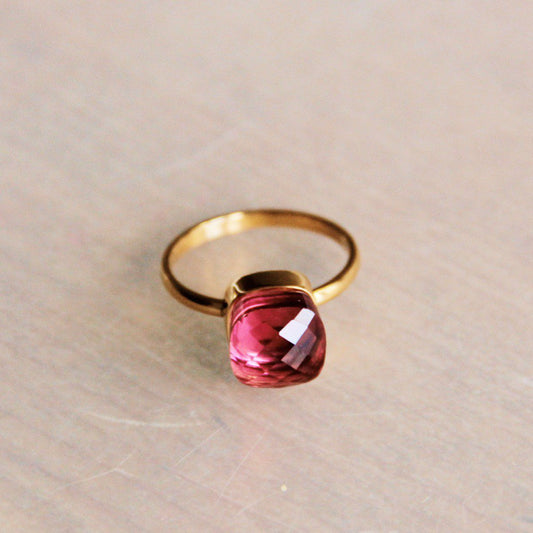 RVS ring met vierkante kristalsteen - magenta/goud