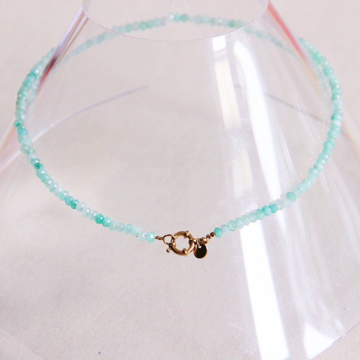 Natuurstenen choker met ronde sluiting - jade/goud